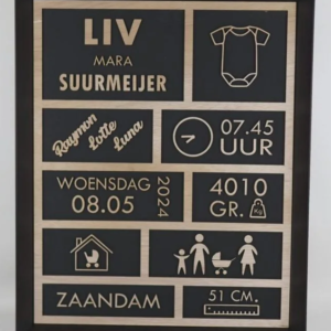 Gepersonaliseerd houten geboortebord met zwarte achtergrond en houtkleurige details
