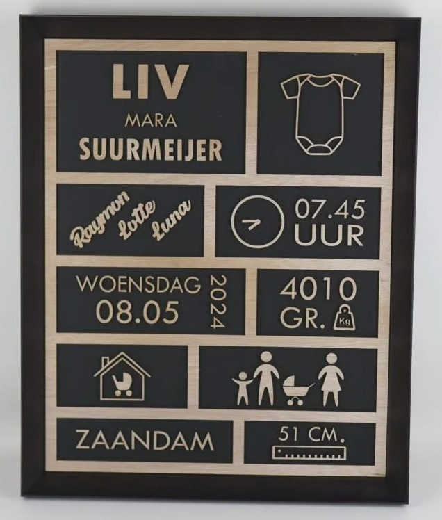 Gepersonaliseerd houten geboortebord met zwarte achtergrond en houtkleurige details